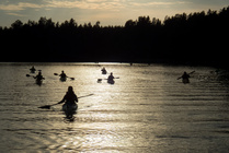 Loppukesällä keskiviikkomelonnalla näkee laskevan auringon ja kultaisena välkkyvän vedenpinnan.